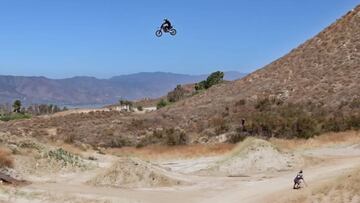 El piloto de FMX Colby Raha realizando un salto imposible con su moto en un paisaje des&eacute;rtico para el Real Moto de los X Games 2020.