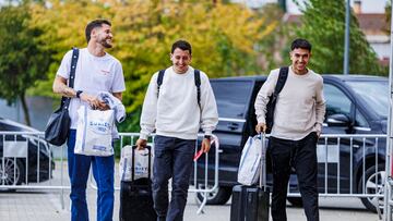 LAS ROZAS (CA. MADRID), 07/10/2024.- Los jugadores de la selección española de fútbol Remiro (i), Mikel Oyarzábal (c), y Martín Zubimendi a su llegada a la concentración del conjunto en la Ciudad del Fútbol de Las Rozas, para preparar el partido de la Liga de las Naciones que el sábado disputarán ante Dinamarca. EFE/ RFEF/Pablo García/SOLO USO EDITORIAL/SOLO DISPONIBLE PARA ILUSTRAR LA NOTICIA QUE ACOMPAÑA (CRÉDITO OBLIGATORIO)