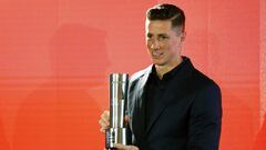 Fernando Torres recoge un premio durante la Gala anual de la Asociaci&oacute;n de la Prensa Deportiva de Madrid (APDM). 