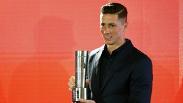 Fernando Torres recoge un premio durante la Gala anual de la Asociación de la Prensa Deportiva de Madrid (APDM).