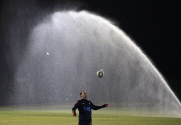 En la primera sesión postpartido de Honduras, Andrés Iniesta, que había sido baja ante Honduras, se ejercitó primeramente en el gimnasio, para posteriormente unirse al grupo. Su presencia condicionaba el estilo de juego de la Selección: con Andrés en el campo, el tiqui-taca era mucho más visible que sin él. Era la pieza indispensable para ese sistema de juego. Ahora la duda se cernía en saber quién sería el jugador sacrificado: David Silva. Jesús Navas o Fernando Torres.