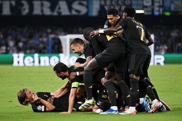 Montaña de jugadores del Real Madrid tras el gol en propia puerta de Alex Meret en la victoria del club blanco ante el conjunto italiano.