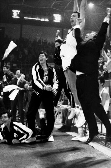 Luyk y Ferrándiz celebran con un gran salto la Copa de Europa lograda en 1967 ante el Simmenthal Milán.