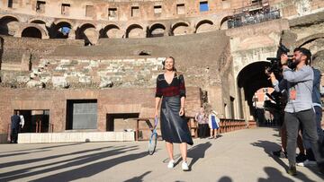 María Sharapova posa durante un evento en el Coliseo de Roma antes del Masters 1.000 de la capital italiana.