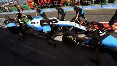 Williams&#039; British driver George Russell is pushed back to his garage after stopping in the pit lane during the first Formula One practice session in Melbourne on March 15, 2019, ahead of the Formula One Australian Grand Prix. (Photo by WILLIAM WEST / AFP) / IMAGE RESTRICTED TO EDITORIAL USE - STRICTLY NO COMMERCIAL USE