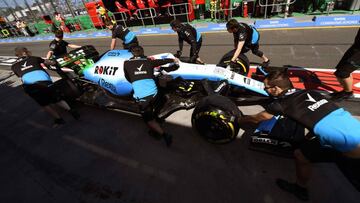 Williams' British driver George Russell is pushed back to his garage after stopping in the pit lane during the first Formula One practice session in Melbourne on March 15, 2019, ahead of the Formula One Australian Grand Prix. (Photo by WILLIAM WEST / AFP) / IMAGE RESTRICTED TO EDITORIAL USE - STRICTLY NO COMMERCIAL USE