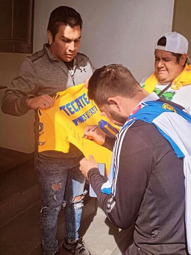 ¡Exceso de calidad! Gignac y Cabañas se conocen e intercambian playeras