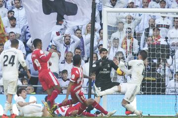 Sergio Ramos golpeó el balón con la mano y el colegiado Cuadra Fernández le mostró la amarilla. Stuani convirtió la pena máxima en gol.