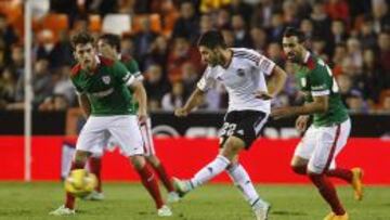 Carles Gil chuta ante la presencia de jugadores del Athletic.