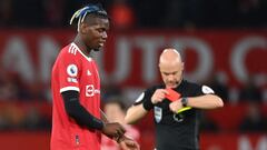 MANCHESTER, INGLATERRA - 24 DE OCTUBRE: Paul Pogba del Manchester United parece abatido después de que el árbitro del partido le mostró una tarjeta roja, Anthony Taylor, durante el partido de la Premier League entre el Manchester United y el Liverpool en 