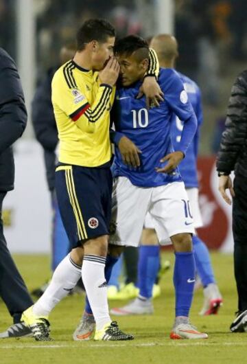 CA107. SANTIAGO DE CHILE (CHILE). 17/06/2015.- El centrocampista colombiano James Rodríguez (i) y el delantero brasileño Neymar jr. al término del partido Brasil-Colombia, del Grupo C de la Copa América de Chile 2015, en el Estadio Monumental David Arellano de Santiago de Chile, Chile, hoy 17 de junio de 2015. EFE/Felipe Trueba