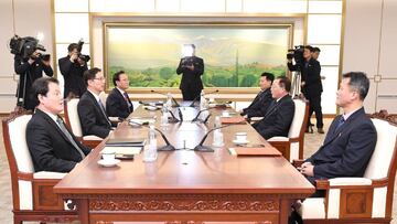 Fotograf&iacute;a cedida por el Ministerio de Unificaci&oacute;n de Corea del Sur, que muestra al delegado jefe de Corea del Norte Jon Jong-su  durante una reuni&oacute;n con el delegado jefe de Corea del Sur y viceministro de unificaci&oacute;n Chun Hae-sung, en la aldea de tregua de Panmunjom, (Corea del Norte).