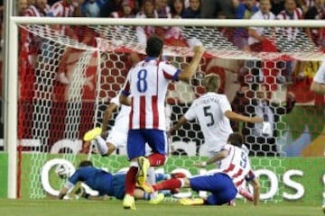 El delantero croata del Atlético de Madrid Mario Manzukic (d) dispara a puerta para marcar el primer gol del partido de vuelta de la Supercopa de España, que se disputa esta noche en el estadio Vicente Calderón. 