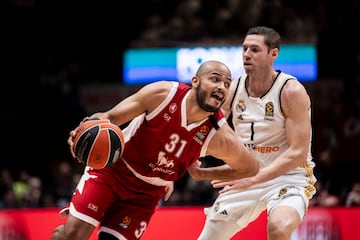 Shavon Shields, alero del Armani Milán, defendido por Fabien Causeur en el inicio de la segunda parte.