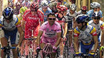 <b>DESPEDIDA.</B> Lluvia de confetti sobre los ciclistas a la salida en Arco.