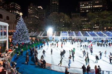 Bryant Park se convierte en un Winter Village con pista de hielo gratuita. Sus cabañas modernas ofrecen regalos únicos y comida internacional. El mercado cuenta con más de 180 casetas y una pista de hielo de 1.700 m².