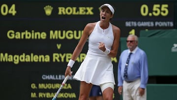 Garbi&ntilde;e Muguruza celebra un punto en la semifinal de WImbledon.