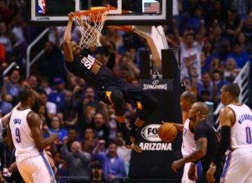 Markieff Morris, jugador de los Phoenix Suns, realiza este espectacular mate.