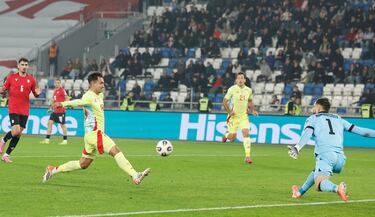 Tremendo el pase que filtró Fabián con un toque sutil para dejar en el mano a mano a Zubimendi dentro del área, que definió de forma exquisita con un balón picado ante Mamardashvili. 
