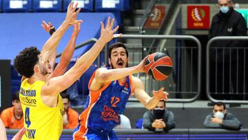 Nikola Kalinic trata de superar a Angelo Caloiaro durante el Maccabi-Valencia de la Euroliga.
