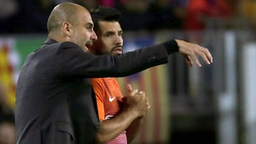 Pep Guardiola ofrece indicaciones al "Kun" Agüero.