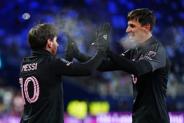 El astro argentino celebra el gol anotado durante el encuentro junto a su compa?ero Tadeo Allende.