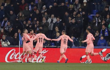 0-1. Leo Messi celebró el primer gol.