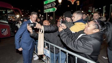 Fernando Torres con un aficionado, en la llegada del Atlético a Bilbao para medirse al Eibar.