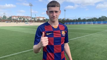 Louie Barry, ex jugador del FC Barcelona, posa tras su debut con el Juvenil A.