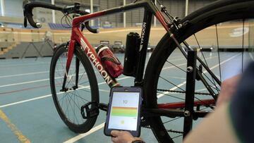 Imagen de una bicicleta durante la presentaci&oacute;n de m&eacute;todos de detecci&oacute;n de motores en las bicicletas para luchar contra el dopaje tecnol&oacute;gico en la sede de la UCI en Aigle, Suiza.