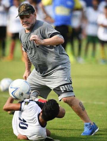 Maradona visita una escuela en la India