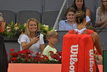 Carla Goyanes junto a su hijo Santi.