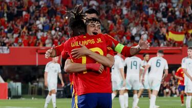 PALMA DE MALLORCA, 08/06/2024.- El centrocampista de la selección española Pedri (d) celebra con Nico Williams tras marcar el 3-1, durante el partido amistoso de fútbol ante Irlanda del Norte disputado este sábado en el estadio de Son Moix. EFE/Cati Cladera