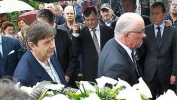 Emilio Butrague&ntilde;o y Jos&eacute; Antonio Camacho, en el entierro de Vujadin Boskov en Serbia.