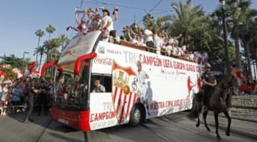 El autobús del Sevilla por las calles de la capital hispalense.