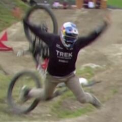 Kade Edwards golpea la cara de un fotógrafo con la bici y sale disparado