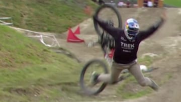 El rider de MTB Kade Edwards volando con su bici tras chocar con un fot&oacute;grafo en el circuito de Crankworx Innsbruck (Austria), el junio del 2023. 