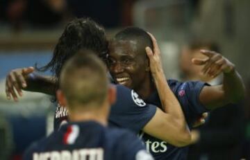 El jugador del París Saint-Germain Blaise Matuidi (dcha) celebra con sus compañeros el 3-1 conseguido ante el FC Barcelona, durante el partido del grupo F de la Liga de Campeones disputado en el estadio Parque de los Príncipes de París, Francia, el 30 de septiembre del 2014.