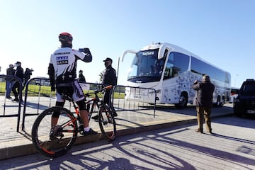 Los aficionados durante la llegada del autobús del Real Madrid. 
