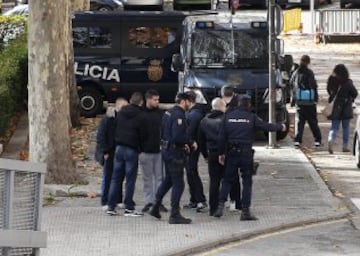 Seguidores del Deportivo de la Coruña en las puertas del hospital Clínico, donde se encuentra el seguidor fallecido, tras la reyerta en los aledaños del Calderón.