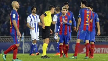 Un Barça infame sobrevive en Anoeta... gracias a Gil Manzano