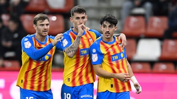 GIJÓN, 16/12/2025.- El delantero del Valencia Dani Raba (c) celebra tras marcar el 0-2 durante el partido de dieciseisavos de final de la Copa del Rey que Sporting de Gijón y Valencia CF disputan este martes en el estadio de El Molinón, en Gijón. EFE/Eloy Alonso
