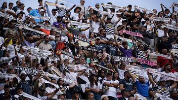 Bufandeo de la afición del Ceuta.