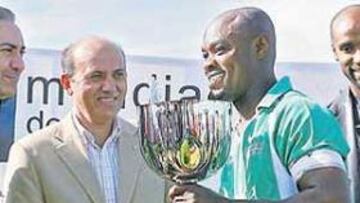 <b>ENTREGA DE TROFEOS. </b>José María del Nido estuvo presente en la entrega de trofeos del II Mundialito de Inmigración.