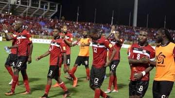 Varios jugadores de Trinidad y Tobago saludan a sus aficionados tras empatar 2-2 ante Guatemala.