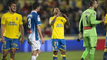 Viera se la,menta del penalti fallado en el 95' y que pudo suponer la remontada de Las palmas de un 02 del Espanyol.