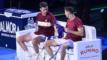 Horacio Zeballos y Marcel Granollers, en un descanso de un partido de las ATP Finals.