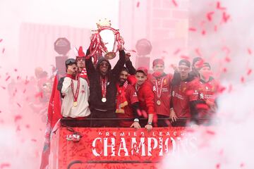 La ciudad de Liverpool volcada con el conjunto Red tras conseguir el vig¨¦simo titulo de liga de su historia.