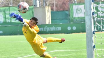 El portero visitante Roberto vuela para despejar a c&oacute;rner un remate durante el partido que enfrent&oacute; al CF Pozuelo de Alarc&oacute;n y al Rayo Vallecano de Madrid B (1-5), correspondiente a la Jornada 21 en el Grupo 7-A de Tercera Divisi&oacu