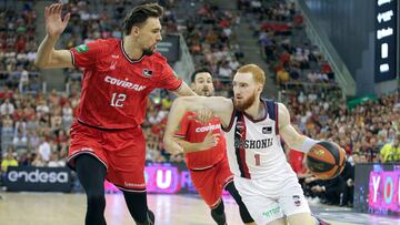 El pívot lituano del Covirán Granada Evaldas Kairys (i) defiende a Niccolo Mannion (i), base italiano del Baskonia, durante la cuarta Jornada de la Liga Endesa entre Covirán Granada y Baskonia.